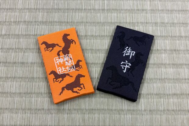 裏表に9頭の馬が描かれた“馬（うま）9（く）いく”お守り。1000円