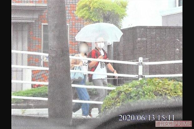 長い間腕を組んでる市長とB子さん