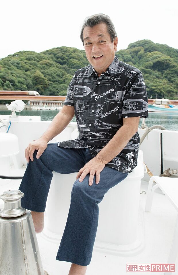 2代目光進丸の設計図がデザインされたシャツを身につける加山雄三