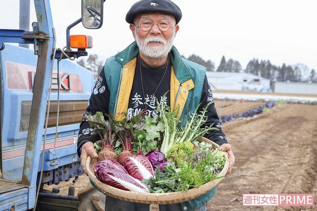 瞬く間に、日本では珍しい野菜を収穫。取材チームが初めて見るものも多い　撮影／齋藤周造
