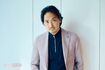平岳大　撮影／山田智絵　ヘアメイク／石川美幸　スタイリスト／安西こずえ　ニット5万600円（ヘリル／にしのや）　シューズ10万1200円（パラブーツ／パラブーツ青山店）　問い合わせ／にしのや電話：03-6434-0983　パラブーツ青山店　電話：03-5766-6688
