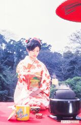 新曲『愛に走って』のPRイベント。挙式中の新郎新婦にお茶をたてる場面も（'76年4月）　撮影／週刊女性写真班