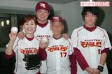楽天の始球式に出る松居を家族全員で応援するなど仲はよかったが……。左から松居、船越、松居の父、息子（'08年4月）