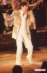 日比谷野外音楽堂でのコンサート。不惑過ぎても派手なステージ衣装が似合う（'90年撮影）　写真／週刊女性写真班