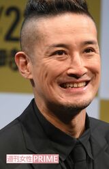 自分で打った“マイ包丁”を2本持っている松岡昌宏。道具へのこだわりも半端ない