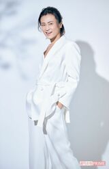 素肌にまとった純白のスーツ。サラッと着こなせるのはさすがです!（'20年）　撮影／廣瀬靖士