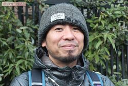 帽子や眼鏡も環境調整のアイテムと鈴木さん。過剰な集中がやわらぐ