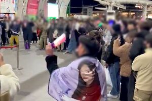 Xで拡散された乃木坂46ファンがストリートピアノでコールを入れるようす