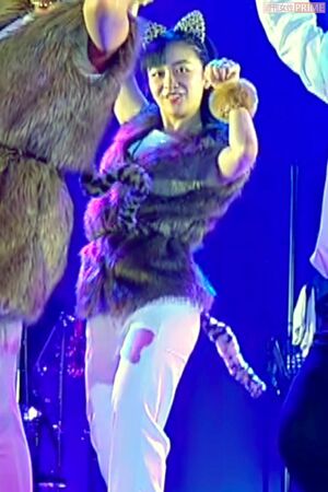 猫耳をつけて“にゃんにゃんポーズ”を