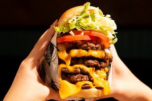 『FATBURGER』のUSキングバーガー　