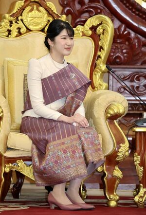 国家主席への表敬訪問の際はラオスの民族衣装『シン』をご着用（共同通信社）