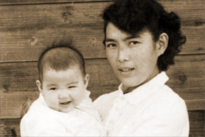 母親の末子さんに抱かれたやましたさん。「母親は、本当に気の強い女性でした」