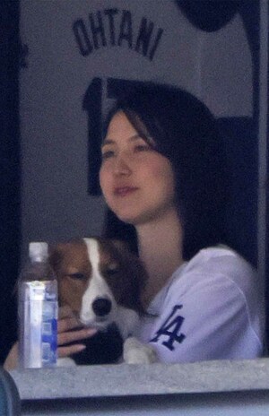 今年3月にドジャースタジアムでデコピンと一緒に観戦する真美子夫人 写真/共同通信社