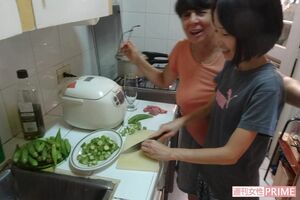 キューバの台所にて一緒に料理をする岡根谷さん