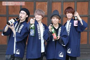 泉橋酒造の酒蔵前にて、おそろいの法被でキメるThinkingDogs！