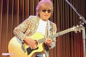 ソロのほか、あいざき進也らと組んだT4としての活動も行っている