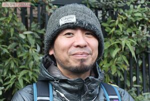 帽子や眼鏡も環境調整のアイテムと鈴木さん。過剰な集中がやわらぐ