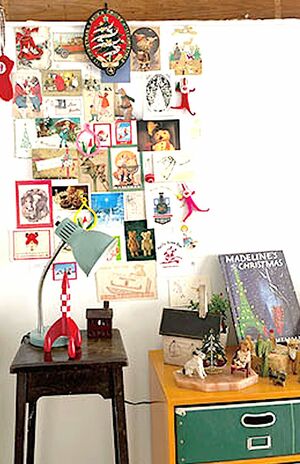 クリスマスには、壁にオーナメントやカードのコラージュを。新年には、しめ縄や鏡餅を飾って季節を楽しむ　書籍『ワクワクする！67歳からのはじめての一人暮らし』（幻冬舎）より