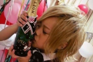 シャンパンにキスする4歳児ホストの琉ちゃろくん