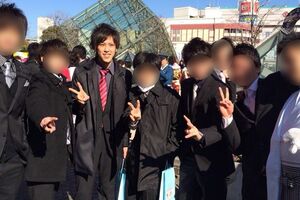 成人式の写真。左から3番目が山内容疑者（友人提供）