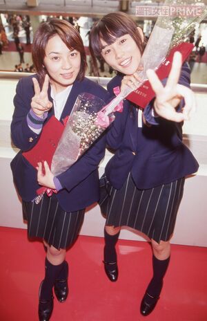 堂本剛と堀越高校同級生の佐藤仁美(左)と山口紗弥加。佐藤は2月に離婚、山口はいまだ独身('98年卒業)