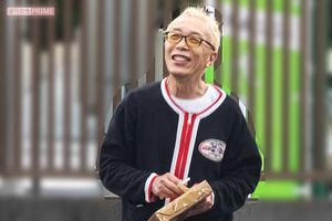 直撃に対し、終始ていねいに対応する所ジョージ。菓子折りを渡すと満面の笑みに