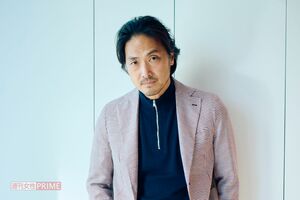 平岳大　撮影／山田智絵　ヘアメイク／石川美幸　スタイリスト／安西こずえ　ニット5万600円（ヘリル／にしのや）　シューズ10万1200円（パラブーツ／パラブーツ青山店）　問い合わせ／にしのや電話：03-6434-0983　パラブーツ青山店　電話：03-5766-6688