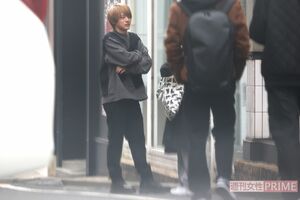 『推しの子』撮影中に休憩する櫻井海音