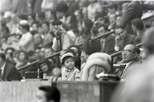 '64年の東京オリンピックを国立競技場でご観戦される天皇皇后両陛下と徳仁さま(当時)
