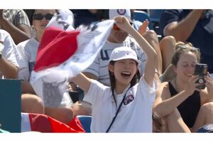 観客席から白井空良に熱烈な応援を送った在原みゆ紀（『TBSスポーツ』のYouTubeチャンネルより）