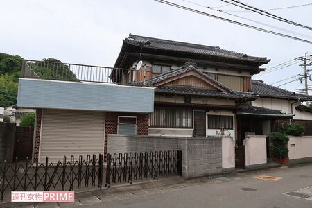 容疑者の自宅。シャッターが閉まった左の建物が酒屋だった