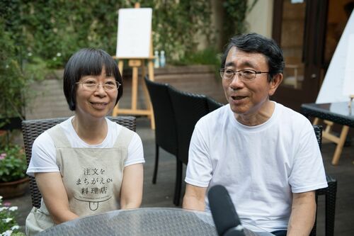 三川泰子さん(左)と夫の一夫さん。ピアノの先生だった泰子さんは、楽譜が読めなくなって、鍵盤の位置がわからなくなり認知症に。料理店では、ピアノ演奏を一夫さんのバイオリン伴奏で披露した。撮影/渡邉智裕