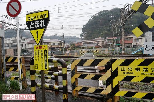 踏切入り口には警報機がないことを知らせる掲示があり、約280メートル離れた歩道橋利用を促している