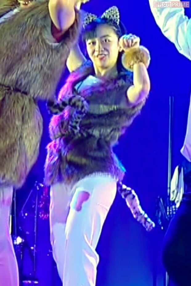 ダンススクールの発表会では猫になりきって“にゃんにゃんポーズ”を（'19年10月）  