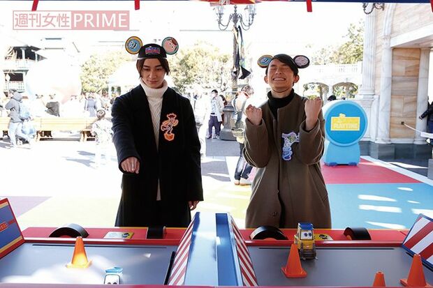 カーズのキャラクターと一緒にタイヤ交換を手伝うゲームでは、橋本くんに軍配！「よっしゃークリア！　超うれしい〜！」（橋本くん）「おかしいな〜。映画のようにはいかない……」（高崎くん）撮影／伊藤和幸　(c)DISNEY/PIXAR