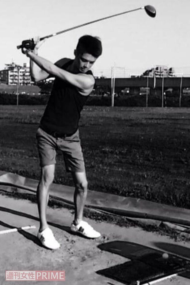 ゴルフをプレーする白井僚さん（本人のフェイスブックより）