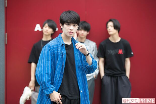 「このシャツは最近、一目惚れして買ったものなんです。ただ後ろが長くて、階段を上っていると引きずってしまうので、気をつけています。だから今日は“お前後ろ気をつけなファッション”！……すいません、なんでもないです（笑）」（西銘）