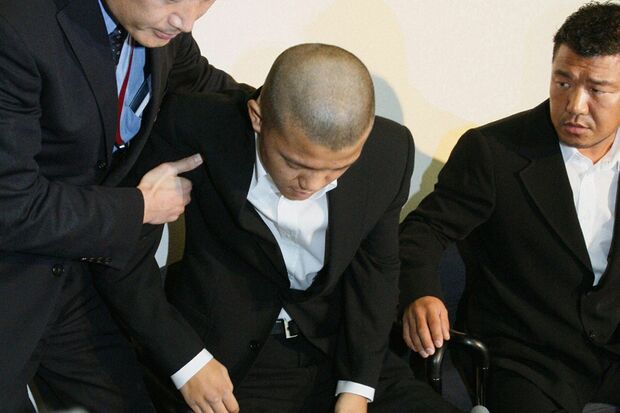 2007年、反則行為を繰り返した問題で謝罪会見をする亀田大毅と、父親の史郎氏