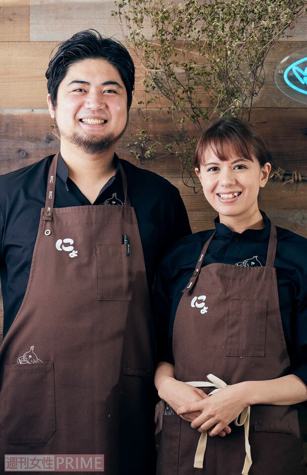 ニンニクバルにょんにょごオーナー・中山治伸さん、妻・育子さん●昔からにんにく好きという治伸さんは15年ほどにんにく専門店に勤める。'18年に独立してにんにく専門店「ニンニクバルにょんにょご」を中野にオープン。にんにく料理を専門に扱うシェフとして注目される。さらに去年、渋谷に2号店をオープンした。