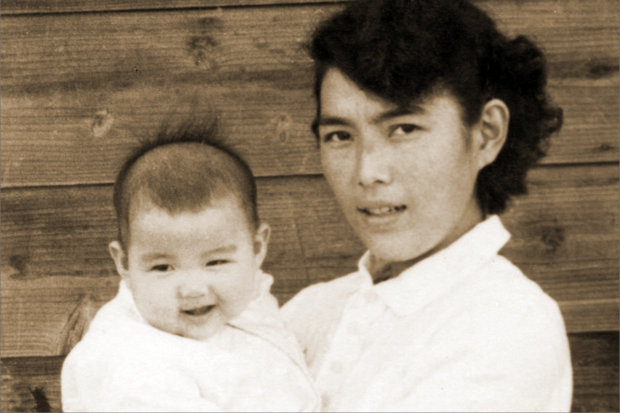 母親の末子さんに抱かれたやましたさん。「母親は、本当に気の強い女性でした」