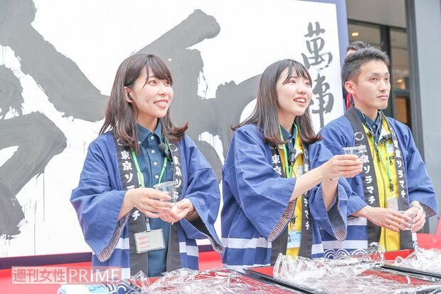 鈴木猛利氏の書道パフォーマンスのほか、東京スカイツリーでは振る舞い酒などのイベントでお祝い