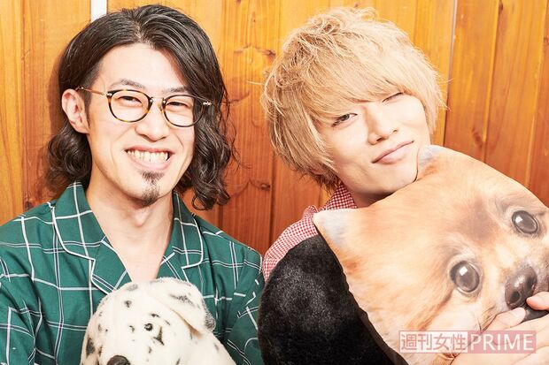 掃除もすれば回覧板も回すナイスガイわちゅ〜くんと、おちゃめガイTSUBASAくん。犬のクッションはダイソーで購入。　撮影／山田智絵