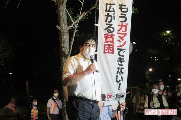 国会前で貧困問題の実情についてスピーチをする瀬戸大作さん