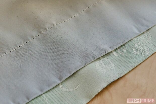 結露を放置するとカーテンにもカビが……　撮影／山田智絵