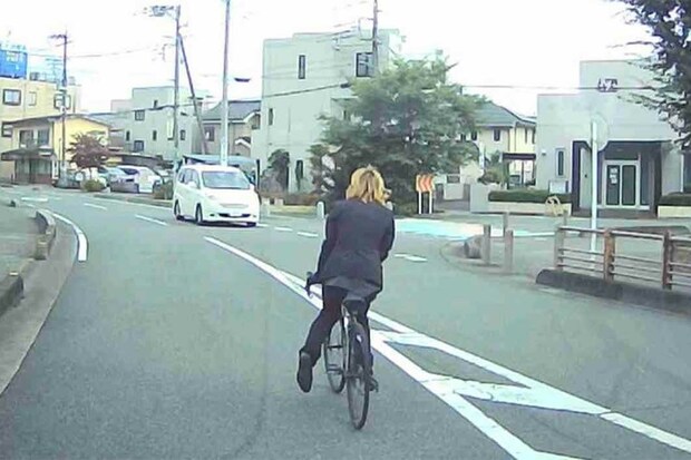 対向車に近寄っていく成島明彦容疑者（’20年、埼玉県桶川市　関係者提供）