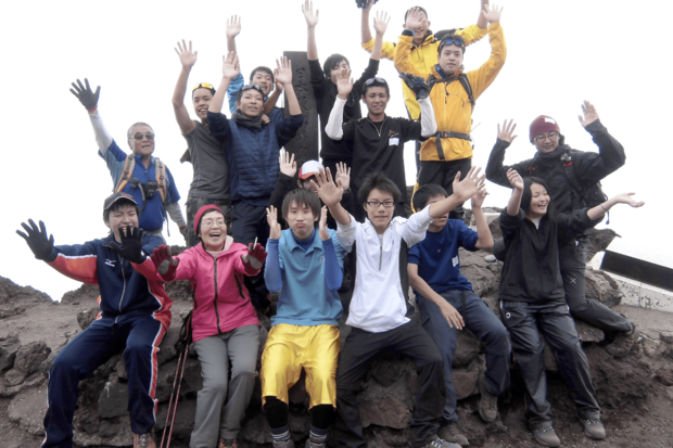 東北の高校生たちと富士山頂で記念撮影(前列左から2人目)