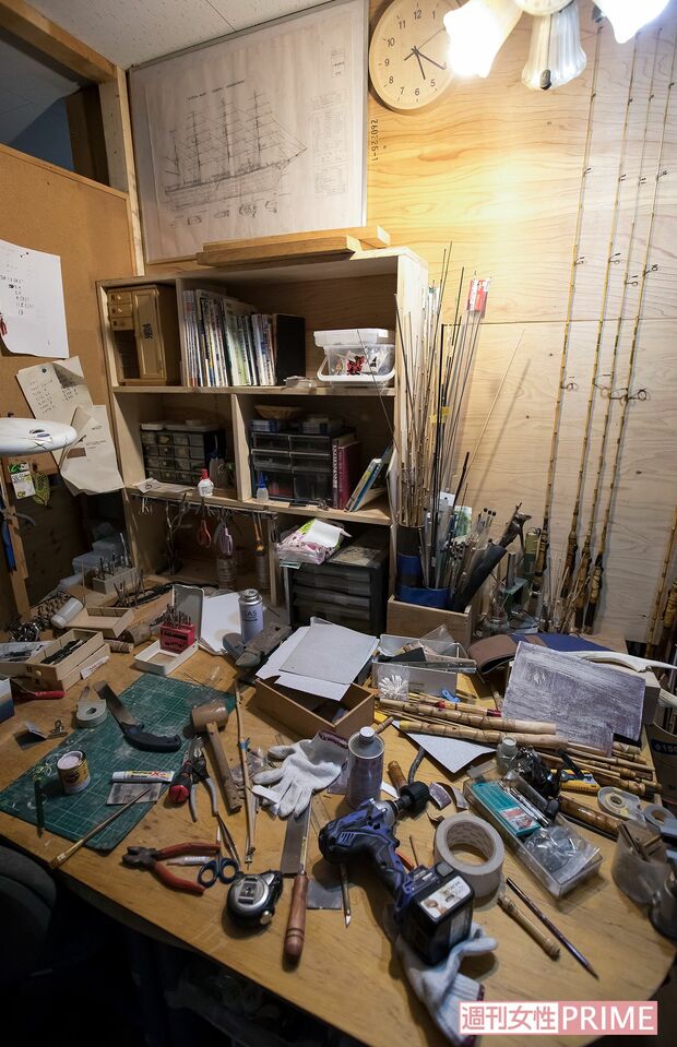 作業机はまるで大人のおもちゃ箱。竹竿作りの工具がびっしり　撮影／伊藤和幸