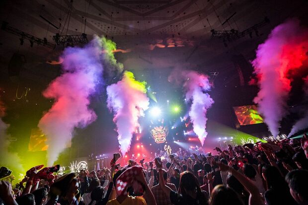 13年初の武道館単独ライブ『高橋優2013日本武道館』秋田名物のなまはげの凧も登場！　会場の9000人と大合唱した感動のステージに