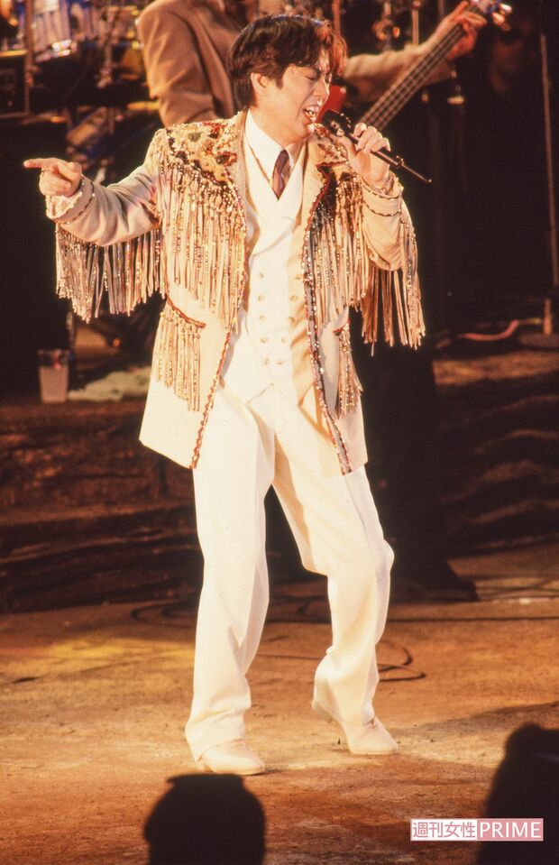 日比谷野外音楽堂でのコンサート。不惑過ぎても派手なステージ衣装が似合う（'90年撮影）　写真／週刊女性写真班