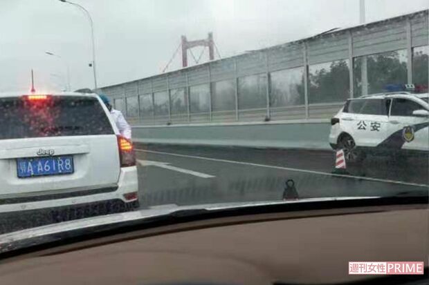 封鎖中ーーゴーストタウンとなっていた武漢。人を見かけても商店内の行列か防護服を着ている人ばかり